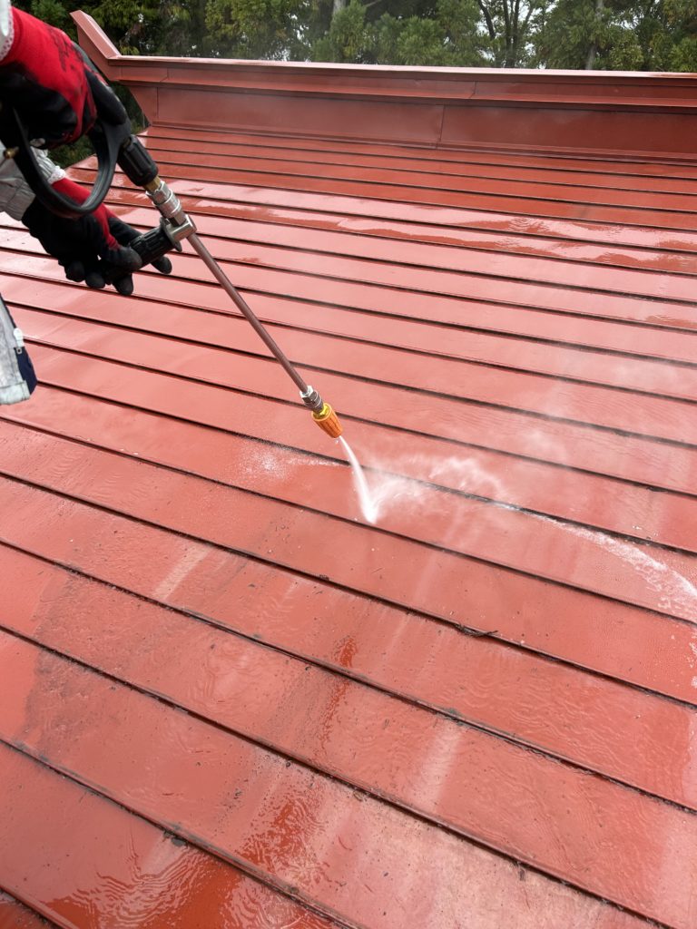 長井市屋根塗装高圧洗浄中（施工事例）マツダ塗装