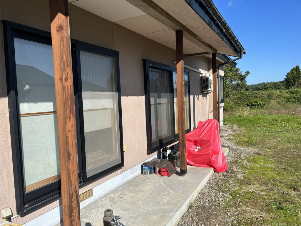 川西町外部柱塗装工事前（施工事例）マツダ塗装