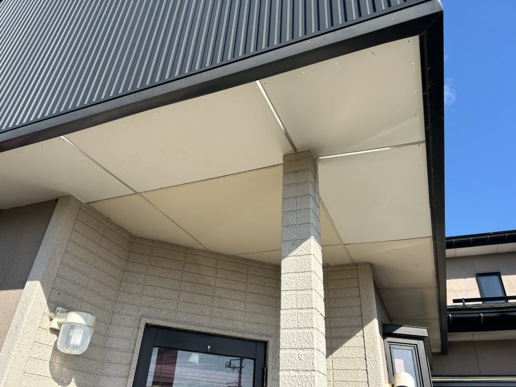 川西町調色軒天塗装工事前（施工事例）マツダ塗装