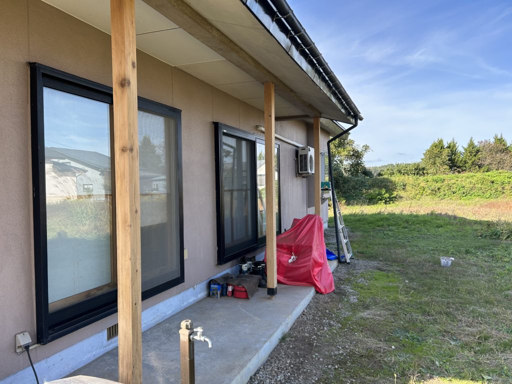 川西町外部柱塗装ケレン完了（施工事例）マツダ塗装