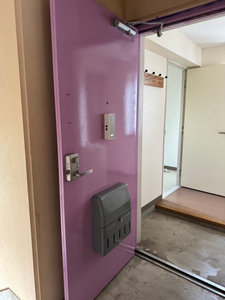 川西町アパート鉄扉塗装工事完了（施工事例）マツダ塗装