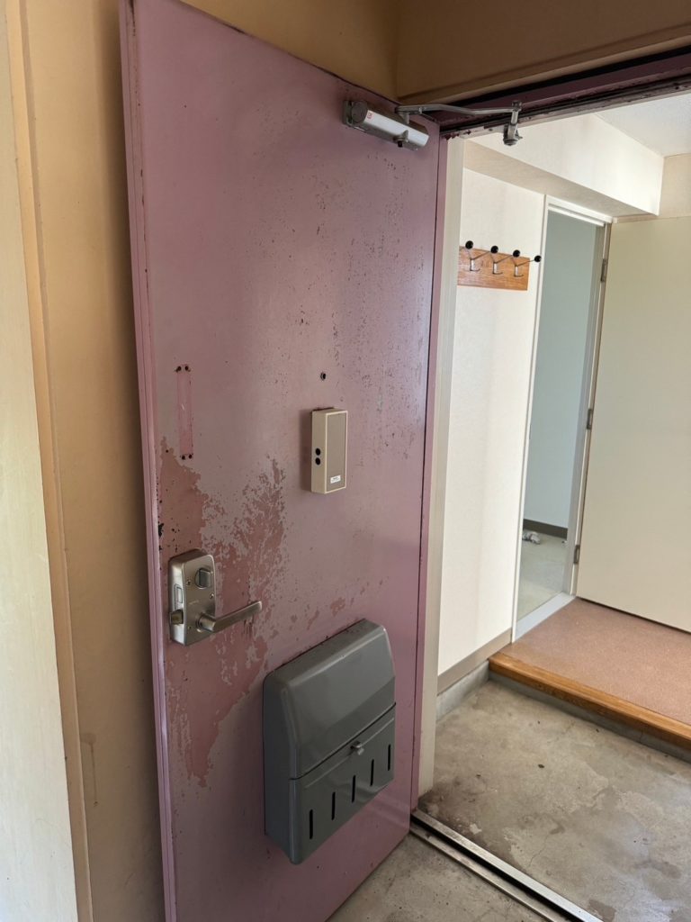 川西町アパート鉄扉塗装工事前（施工事例）マツダ塗装