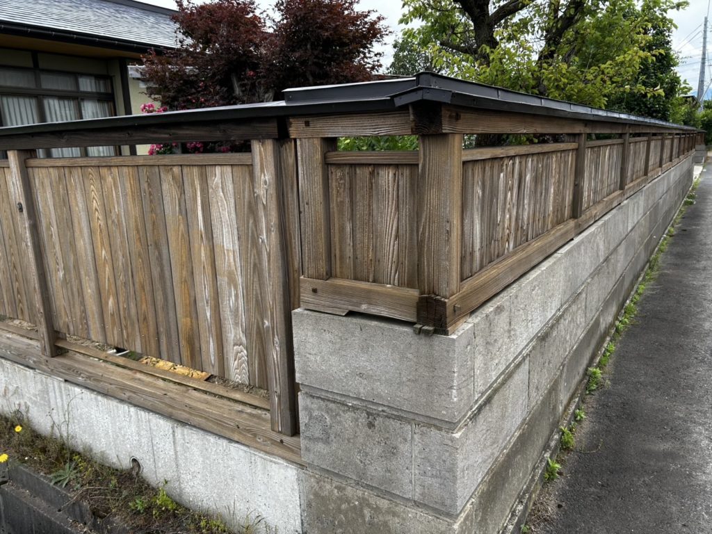 高畠町板塀塗装工事前（施工事例）マツダ塗装