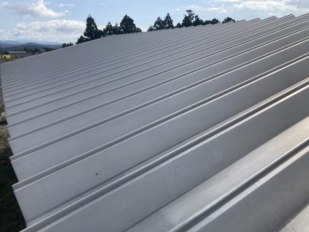 飯豊町折板屋根塗装工事前（施工事例）マツダ塗装