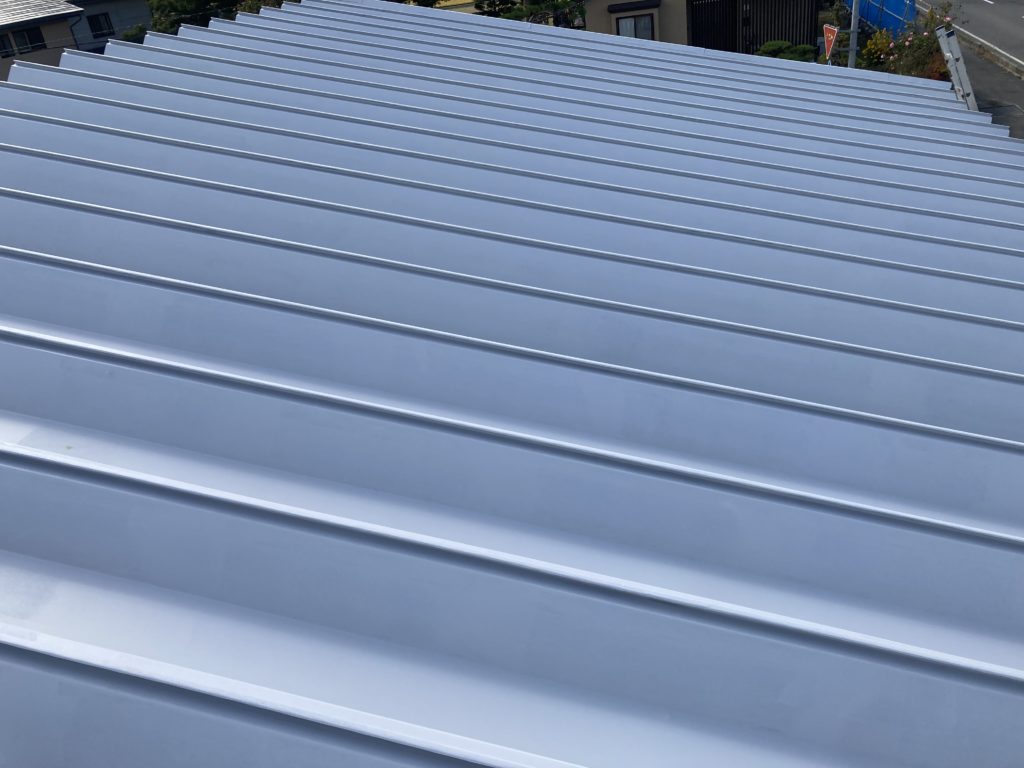 飯豊町折板屋根下塗り完了（施工事例）マツダ塗装