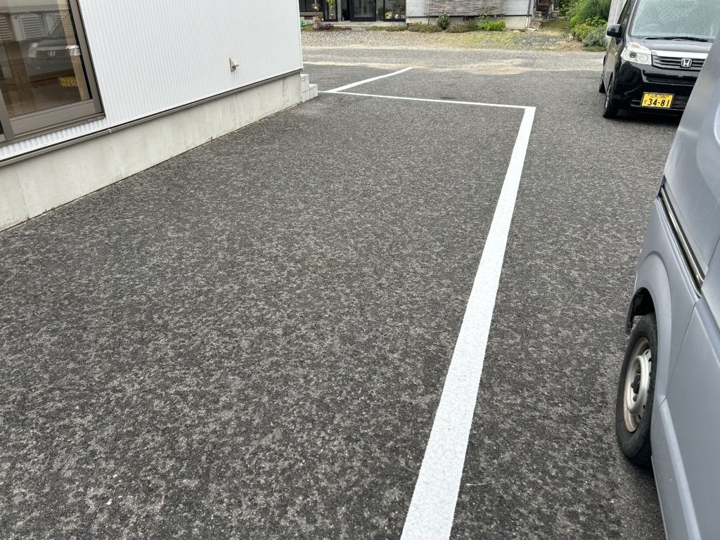 南陽市貸家駐車場ライン塗装工事完了（白線あり）（施工事例）マツダ塗装