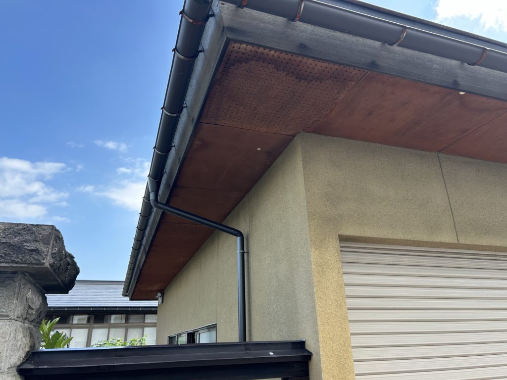 高畠町軒天・鼻隠し・雨樋塗装工事前(施工事例)マツダ塗装