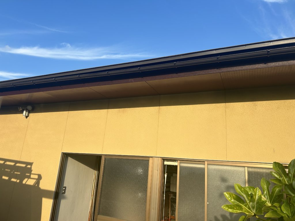 高畠町軒天・鼻隠し・雨樋塗装工事完了(施工事例)マツダ塗装