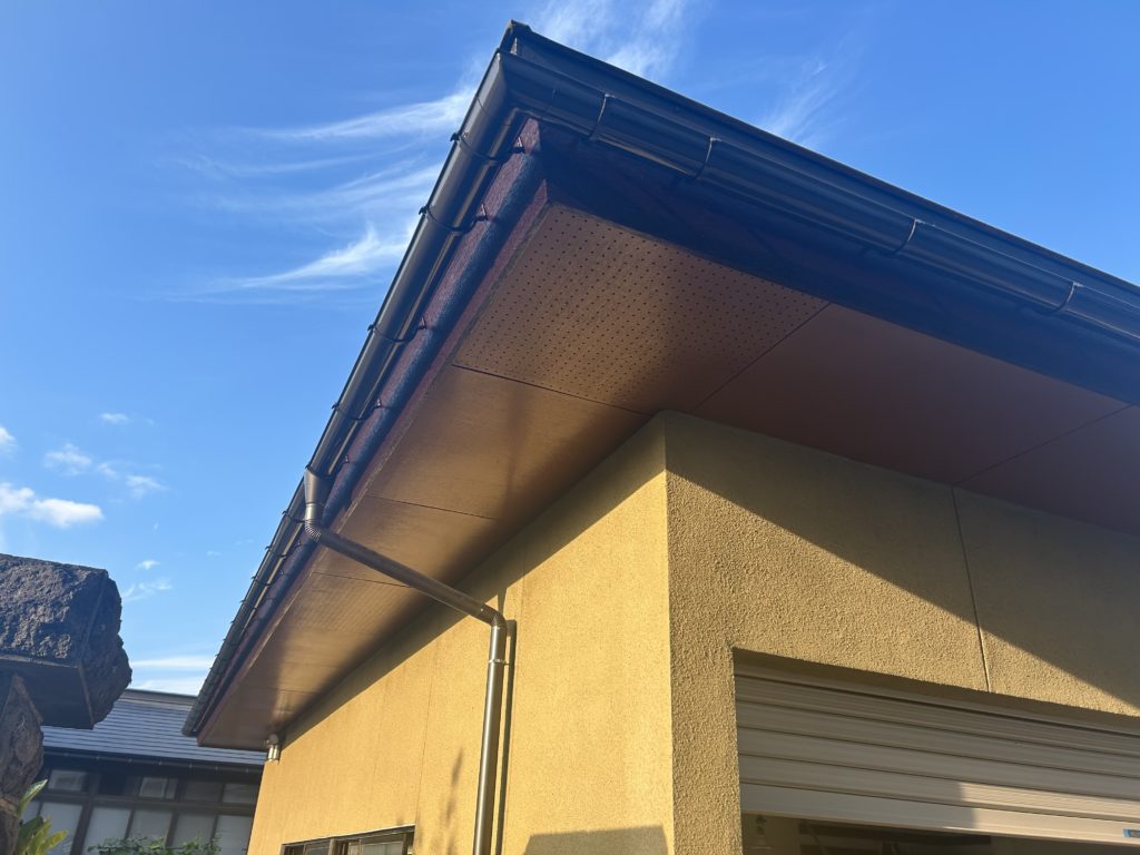 高畠町軒天・鼻隠し・雨樋塗装工事完了(施工事例)マツダ塗装