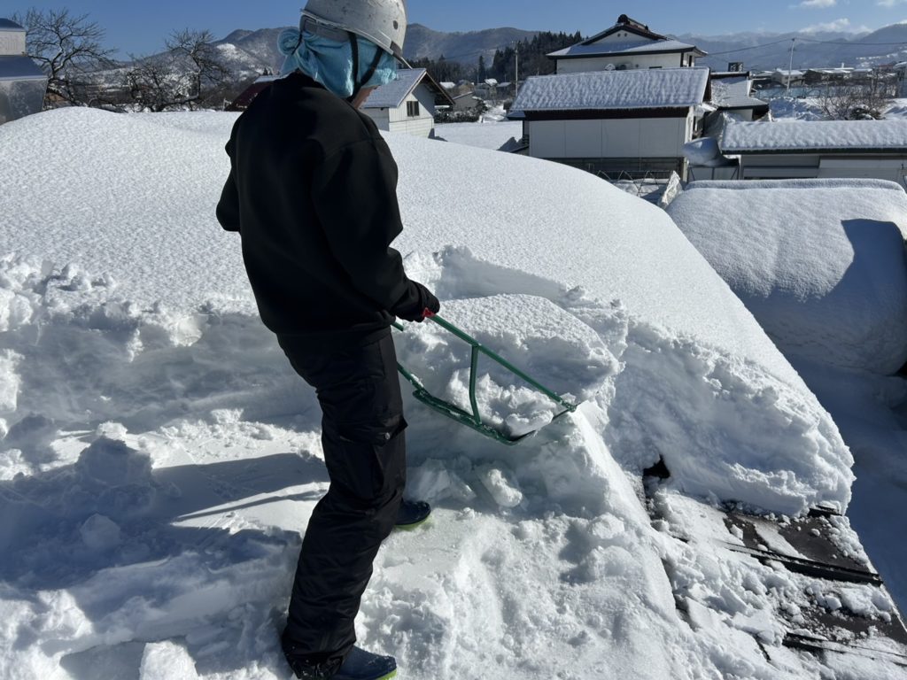 南陽市雪下ろし作業中（施工事例）マツダ塗装