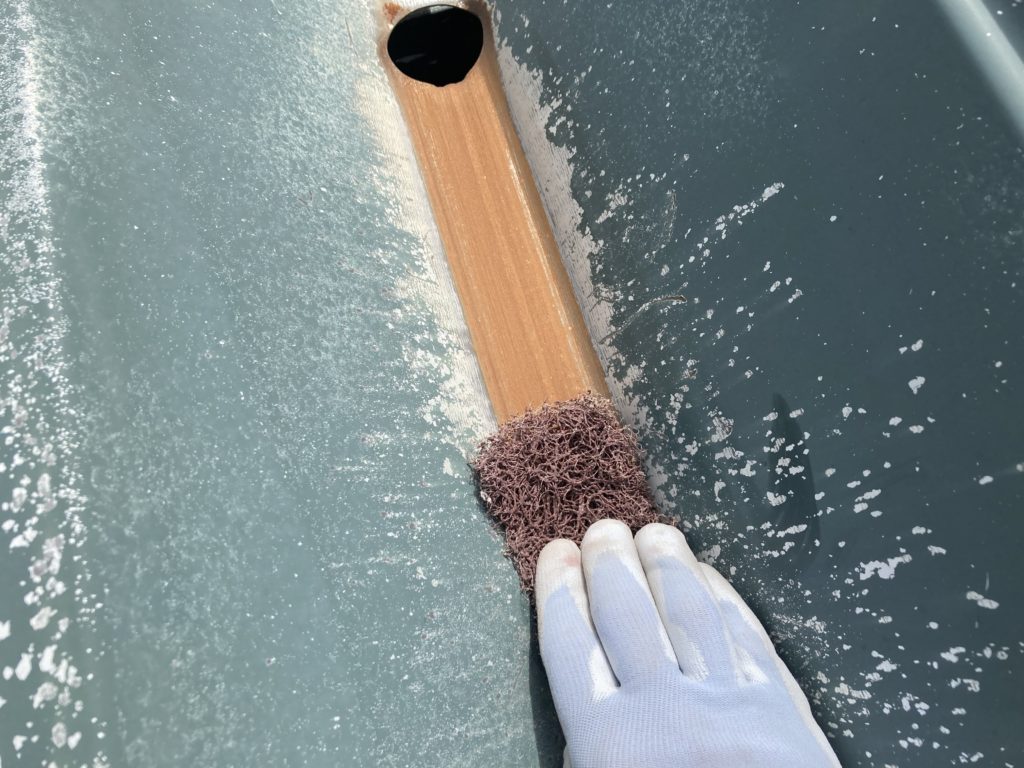 南陽市 車庫屋根塗り替え塗装工事ケレン作業（施工事例）マツダ塗装